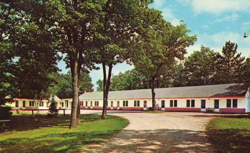 Inland Lakes Motel (Johnson Motel) - Vintage Postcard